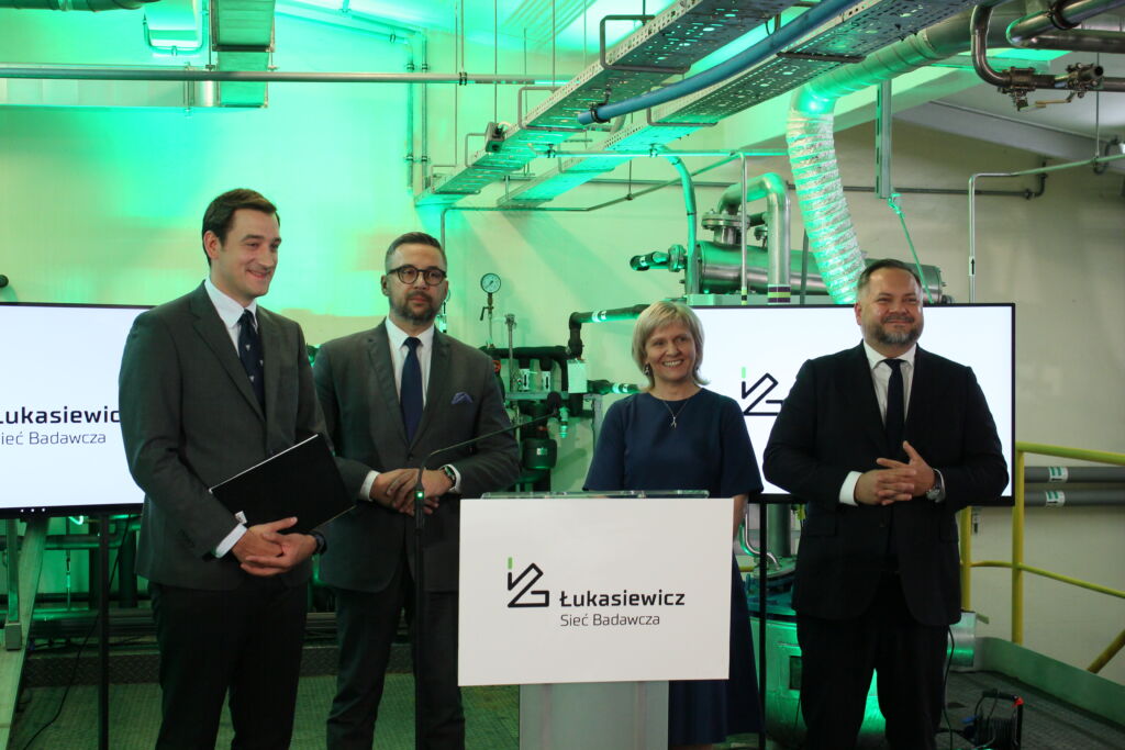 Od lewej: dr Hubert Cichocki, Prezes Sieci Badawczej Łukasiewicz, dr Marcin Kulasek, Minister Nauki i Szkolnictwa Wyższego, dr inż. Ewa Śmigiera – Dyrektor Łukasiewicz – IChP, Konrad Gołota, podsekretarz stanu w Ministerstwie Aktywów Państwowych