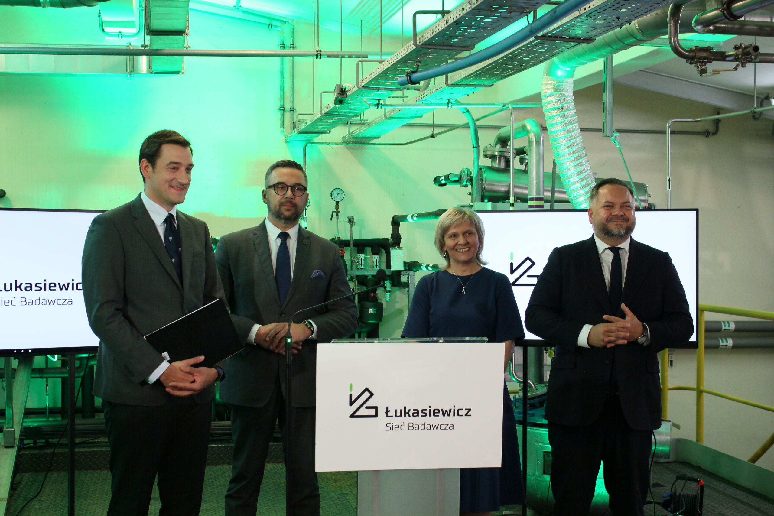 Od lewej: dr Hubert Cichocki, Prezes Sieci Badawczej Łukasiewicz, dr Marcin Kulasek, Minister Nauki i Szkolnictwa Wyższego, dr inż. Ewa Śmigiera – Dyrektor Łukasiewicz – IChP, Konrad Gołota, podsekretarz stanu w Ministerstwie Aktywów Państwowych